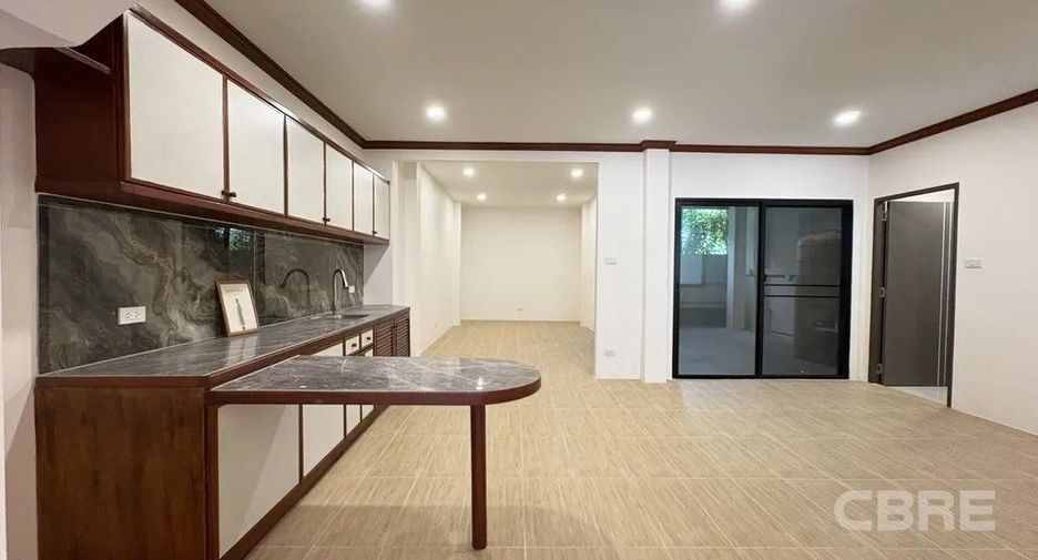 Casa adosada en alquiler y en venta de 4 habitaciones en Bang Phlat, Bangkok