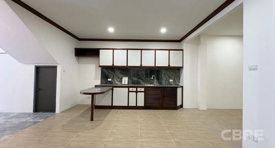 Casa adosada en alquiler y en venta de 4 habitaciones en Bang Phlat, Bangkok