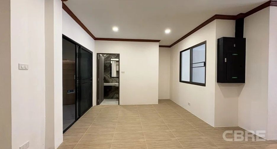 Casa adosada en alquiler y en venta de 4 habitaciones en Bang Phlat, Bangkok