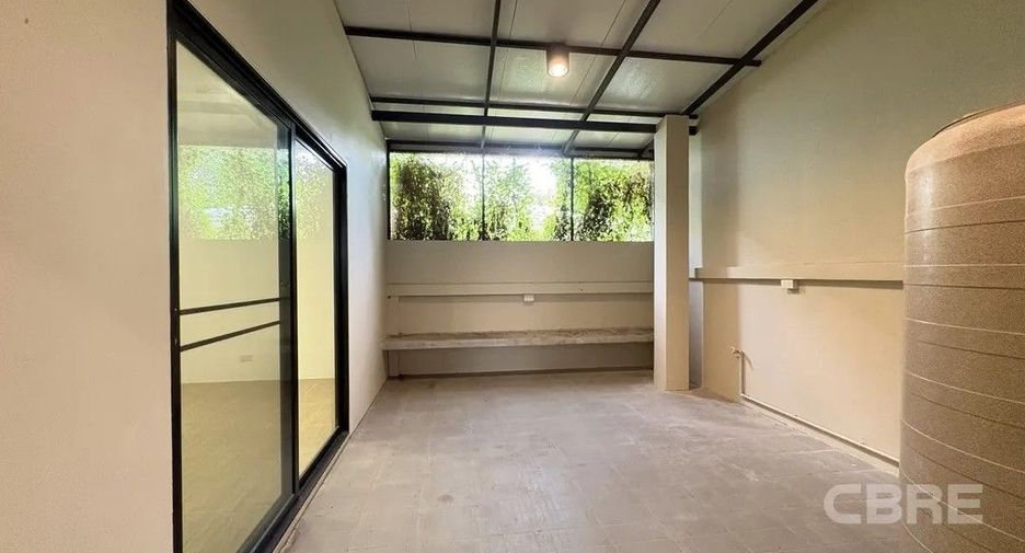 Casa adosada en alquiler y en venta de 4 habitaciones en Bang Phlat, Bangkok