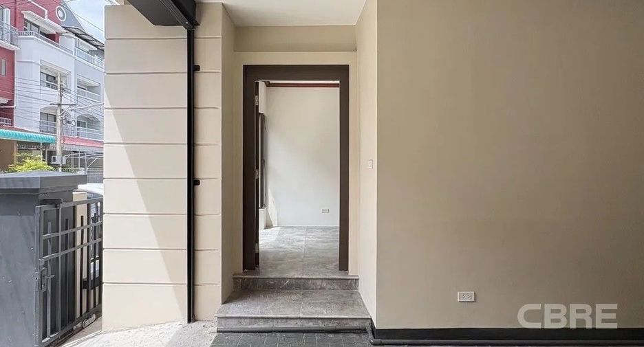 Casa adosada en alquiler y en venta de 4 habitaciones en Bang Phlat, Bangkok