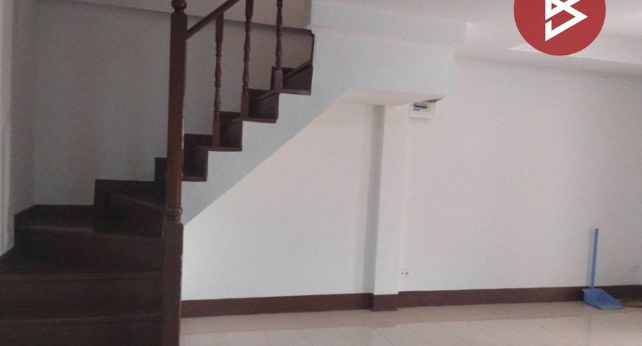 Casa adosada en venta de 3 habitaciones en Mueang Nakhon Pathom, Nakhon Pathom