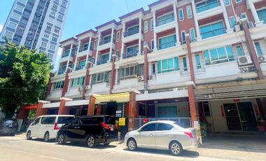 For sale 5 bedrooms townhouse in Yan Nawa, Bangkok