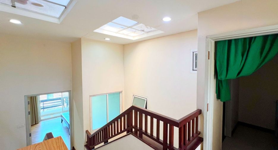Casa adosada en venta de 5 habitaciones en Yan Nawa, Bangkok