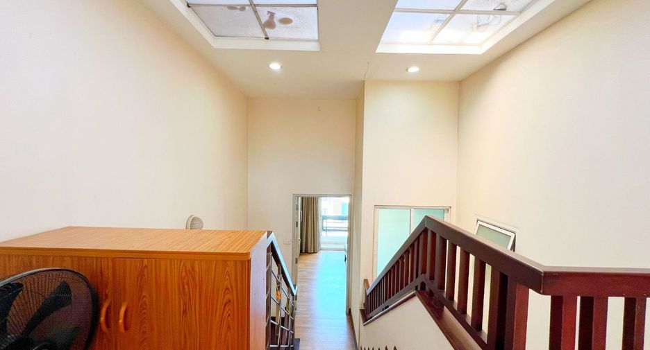 Casa adosada en venta de 5 habitaciones en Yan Nawa, Bangkok