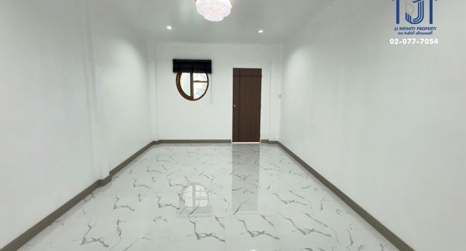 Casa adosada en venta de 3 habitaciones en Don Mueang, Bangkok