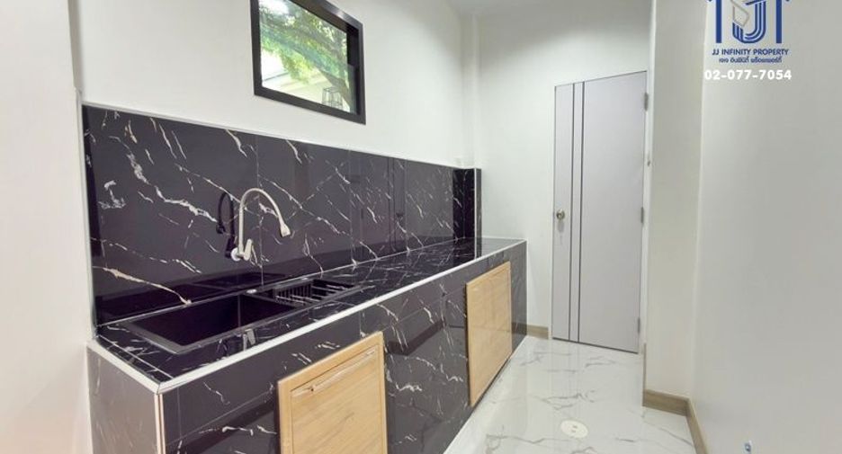 Casa adosada en venta de 3 habitaciones en Don Mueang, Bangkok