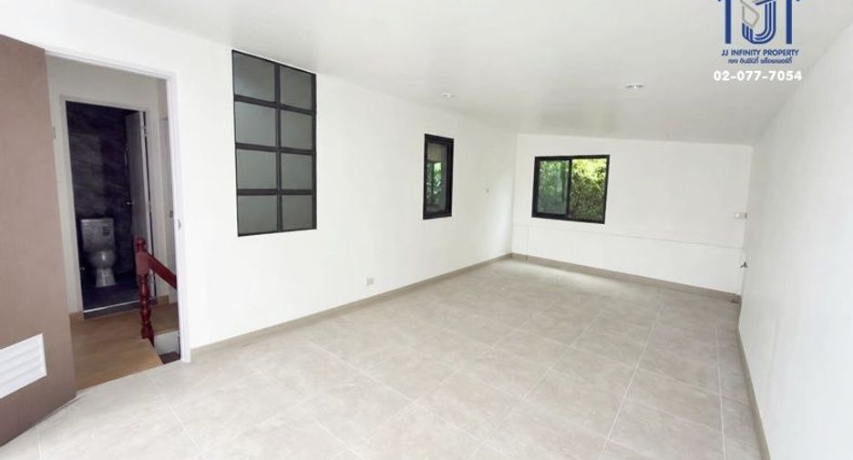 Casa adosada en venta de 3 habitaciones en Don Mueang, Bangkok