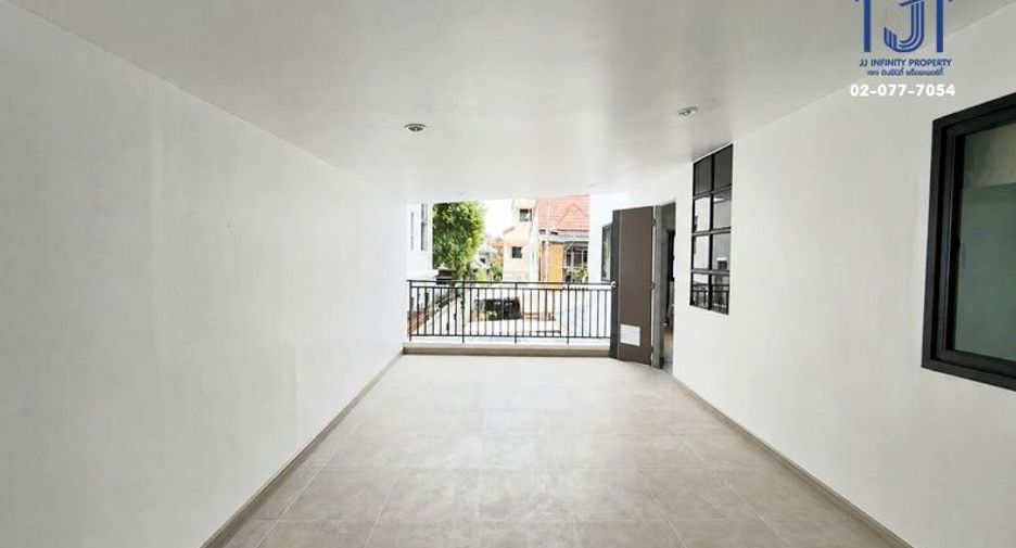 Casa adosada en venta de 3 habitaciones en Don Mueang, Bangkok