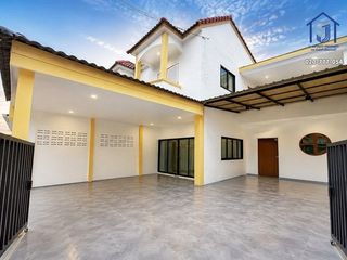 For sale 3 bedrooms townhouse in Don Mueang, Bangkok