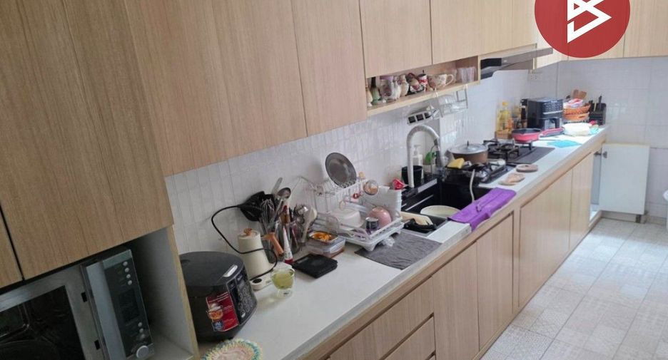 Casa adosada en venta de 3 habitaciones en Bangkok Noi, Bangkok