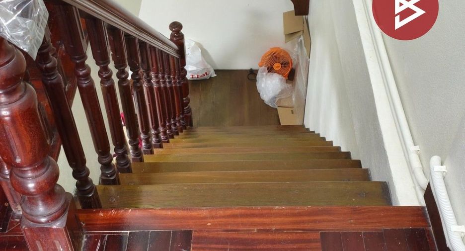 Casa adosada en venta de 3 habitaciones en Bangkok Noi, Bangkok