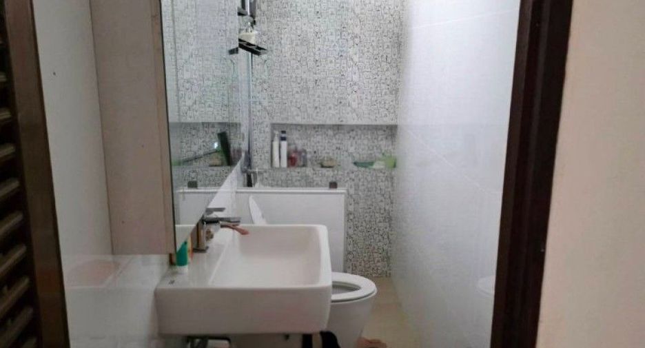 Casa adosada en venta de 3 habitaciones en Bangkok Noi, Bangkok