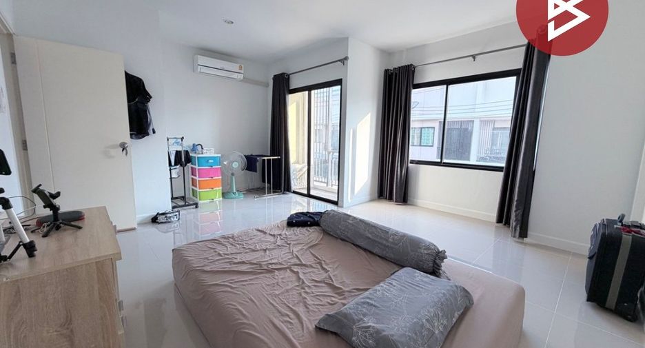 Casa adosada en venta de 3 habitaciones en Mueang Nakhon Pathom, Nakhon Pathom