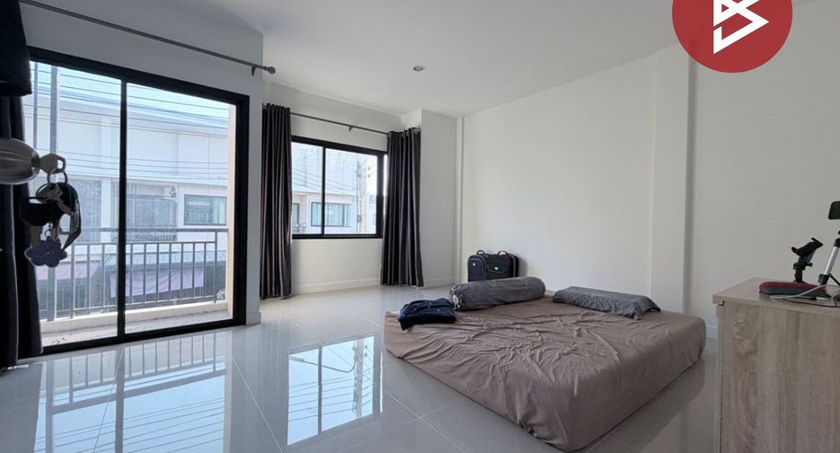 Casa adosada en venta de 3 habitaciones en Mueang Nakhon Pathom, Nakhon Pathom
