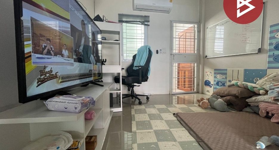 À vendre 2 chambres maison de ville à Mueang Uthai Thani, Uthai Thani