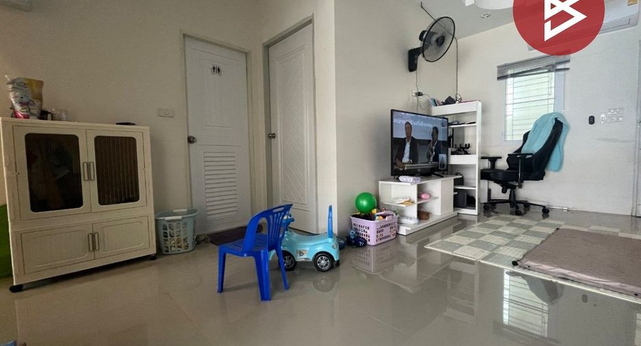 À vendre 2 chambres maison de ville à Mueang Uthai Thani, Uthai Thani
