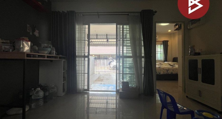 À vendre 2 chambres maison de ville à Mueang Uthai Thani, Uthai Thani