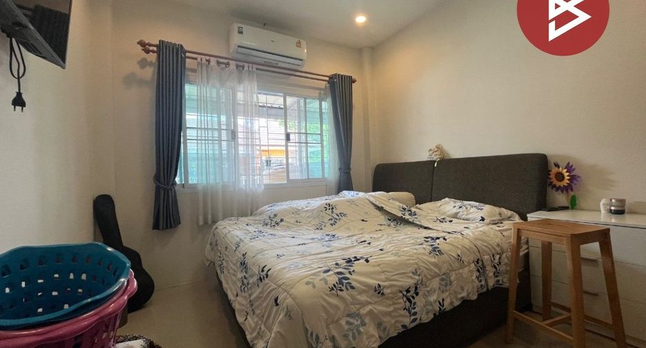 À vendre 2 chambres maison de ville à Mueang Uthai Thani, Uthai Thani
