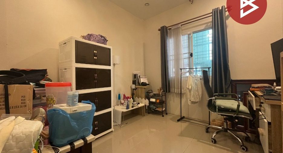 À vendre 2 chambres maison de ville à Mueang Uthai Thani, Uthai Thani