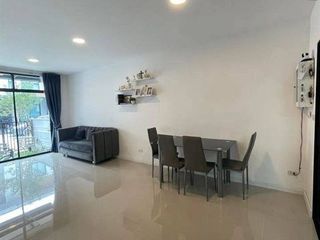 Casa adosada en venta de 3 habitaciones en Lat Lum Kaeo, Pathum Thani