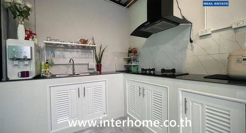 Casa adosada en venta de 3 habitaciones en Lat Lum Kaeo, Pathum Thani