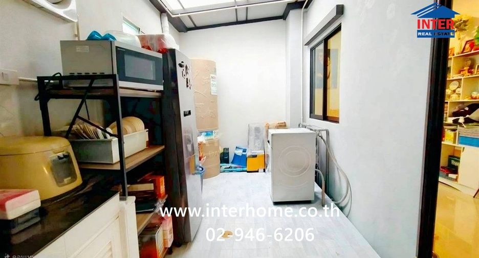 Casa adosada en venta de 3 habitaciones en Lat Lum Kaeo, Pathum Thani