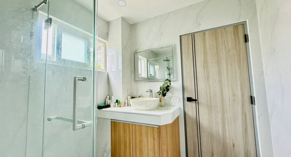 For sale 2 ベッドルーム condo in Bang Lamung, Chonburi