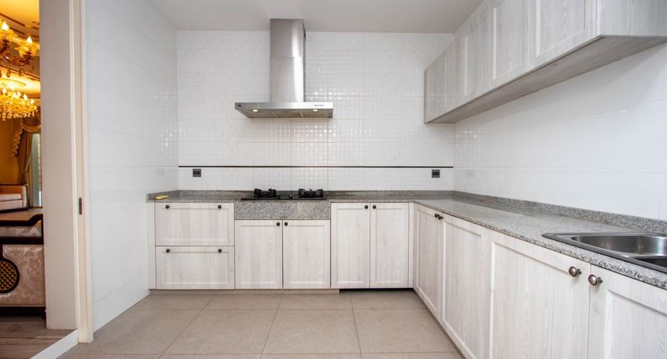 For sale 6 bedrooms house in Mueang Chiang Mai, Chiang Mai