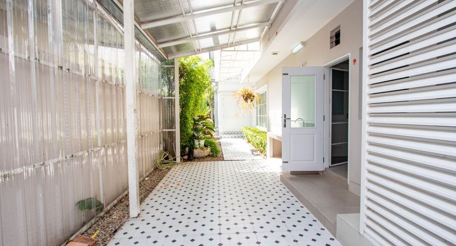 For sale 6 bedrooms house in Mueang Chiang Mai, Chiang Mai