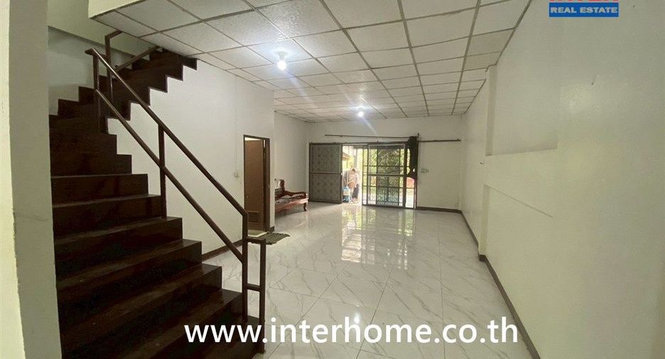 Casa adosada en venta de 4 habitaciones en Lam Luk Ka, Pathum Thani