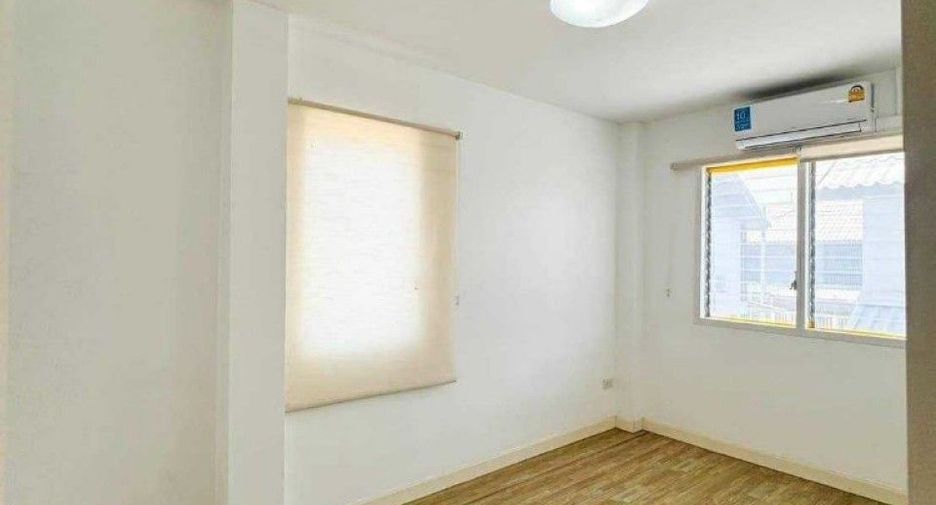 Casa adosada en venta de 3 habitaciones en Bang Pa-in, Phra Nakhon Si Ayutthaya