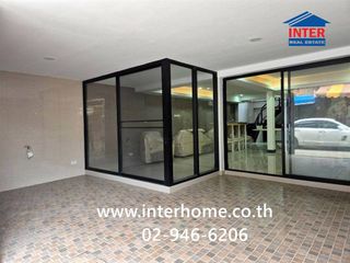 For sale 2 bedrooms townhouse in Huai Khwang, Bangkok
