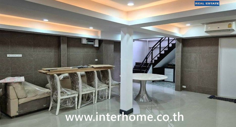 For sale 2 bedrooms townhouse in Huai Khwang, Bangkok