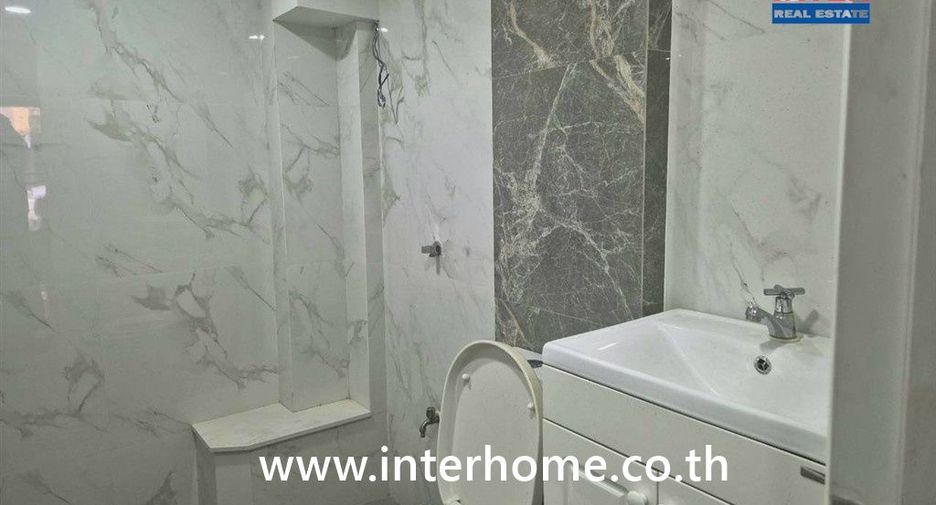 For sale 2 bedrooms townhouse in Huai Khwang, Bangkok