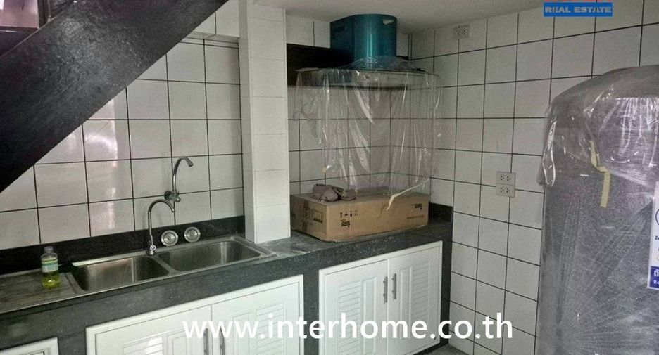 For sale 2 bedrooms townhouse in Huai Khwang, Bangkok
