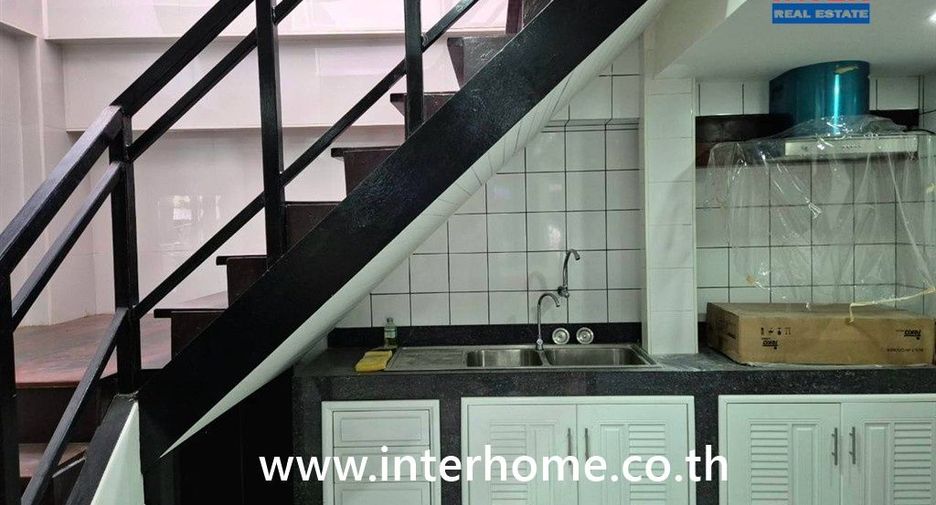 For sale 2 bedrooms townhouse in Huai Khwang, Bangkok
