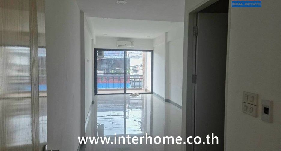 For sale 2 bedrooms townhouse in Huai Khwang, Bangkok