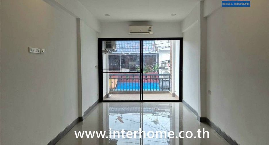 For sale 2 bedrooms townhouse in Huai Khwang, Bangkok