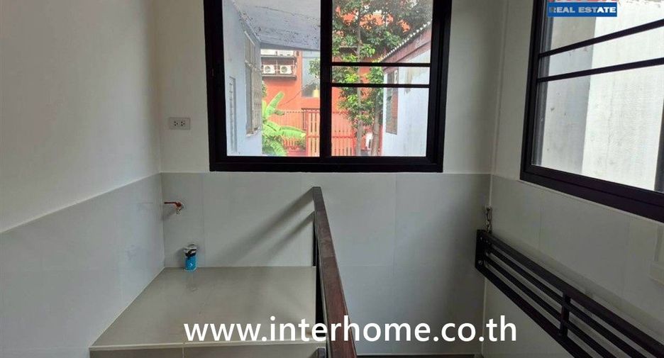 For sale 2 bedrooms townhouse in Huai Khwang, Bangkok