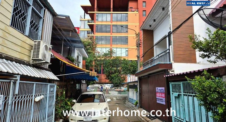 For sale 2 bedrooms townhouse in Huai Khwang, Bangkok