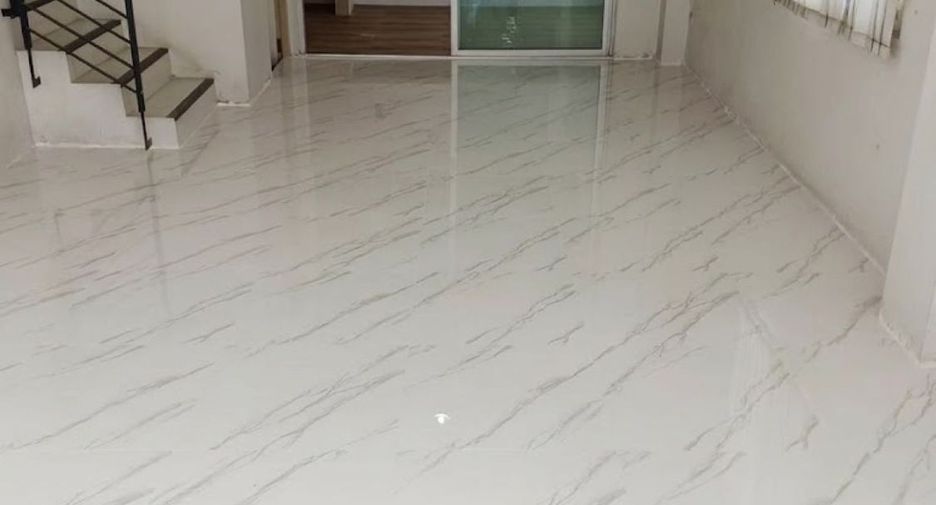 Casa adosada en venta de 3 habitaciones en Min Buri, Bangkok