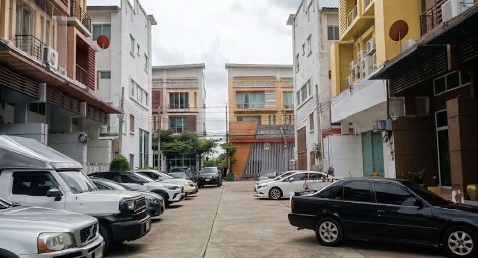 Casa adosada en venta de 3 habitaciones en Min Buri, Bangkok