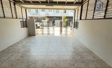 For sale 4 ベッドルーム townhouse in Min Buri, Bangkok