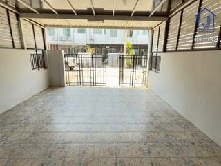 Casa adosada en venta de 4 habitaciones en Min Buri, Bangkok