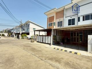 Casa adosada en venta de 4 habitaciones en Min Buri, Bangkok