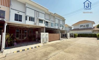 For sale 4 ベッドルーム townhouse in Min Buri, Bangkok