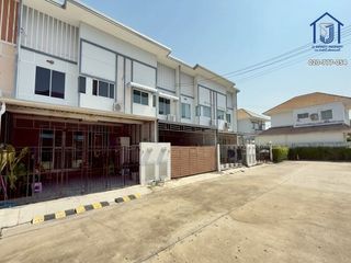 Casa adosada en venta de 4 habitaciones en Min Buri, Bangkok