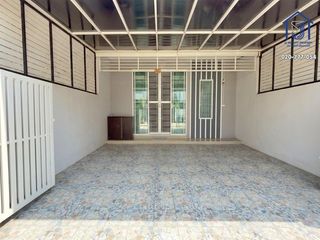 Casa adosada en venta de 4 habitaciones en Min Buri, Bangkok