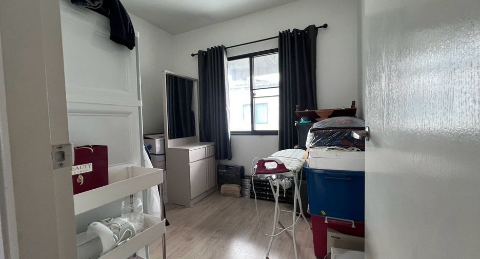 For sale 3 ベッドルーム townhouse in Sam Phran, Nakhon Pathom